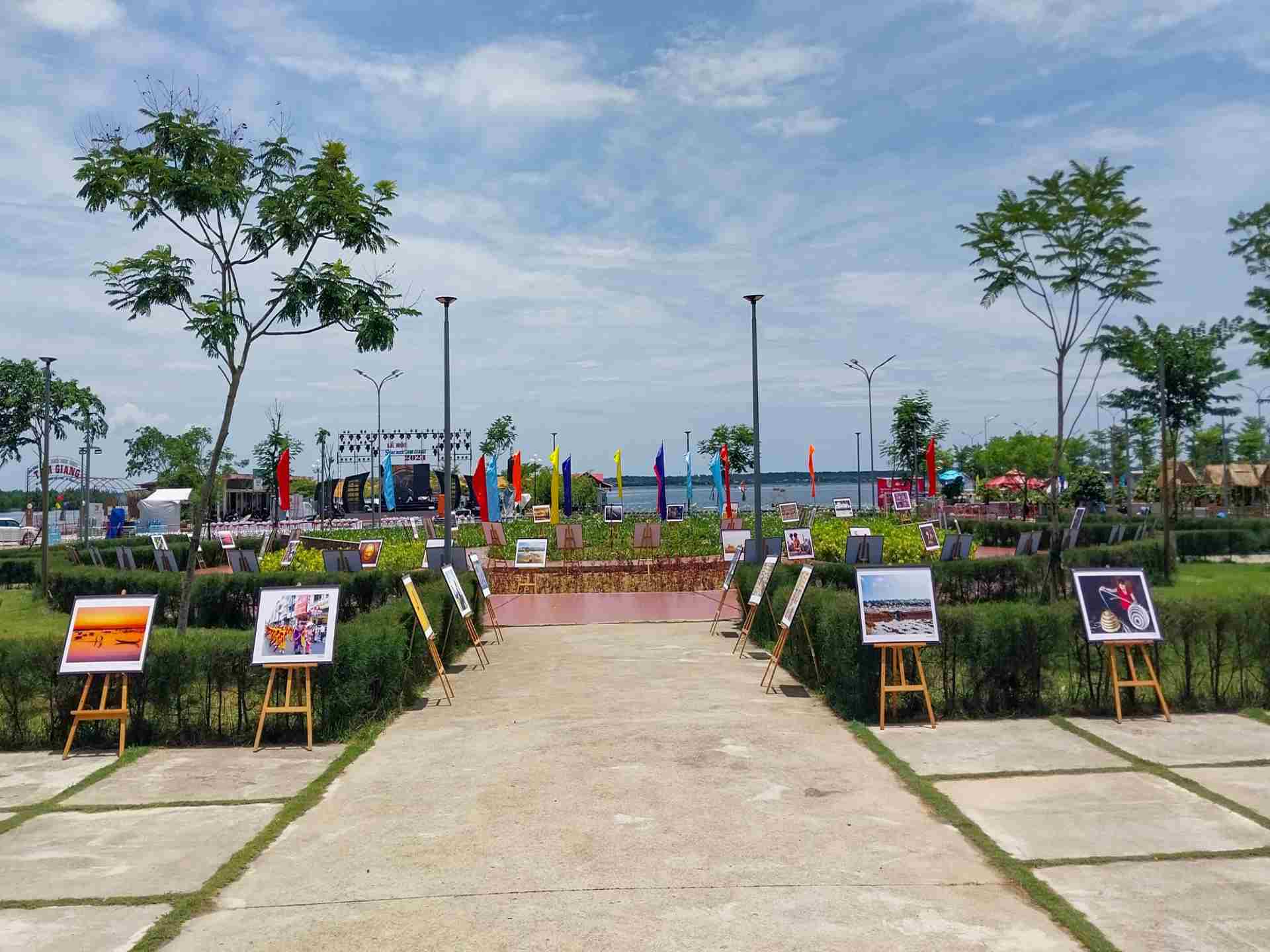 Ngoài việc được thưởng thức các chương trình Nghệ thuật đêm khai mạc, xem biểu diễn hò Bả trạo, các hoạt động “Mùa du lịch biển” và du lịch vùng đầm phá Tam Giang, du khách còn thích thú với lễ hội này bởi các hoạt động ở vùng sông nước.