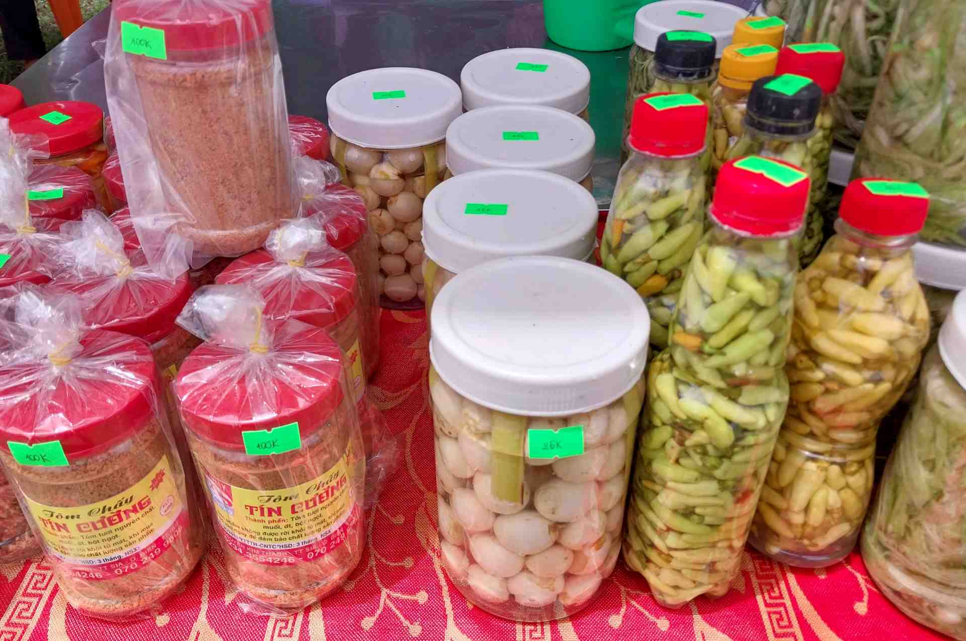 Dạo quanh một vòng ở ngày hội ở huyện Quảng Điền, du khách còn được thưởng thức những món ngon đặc sản, mua các sản vật làm quà cũng như tham gia nhiều hoạt động thú vị khác.