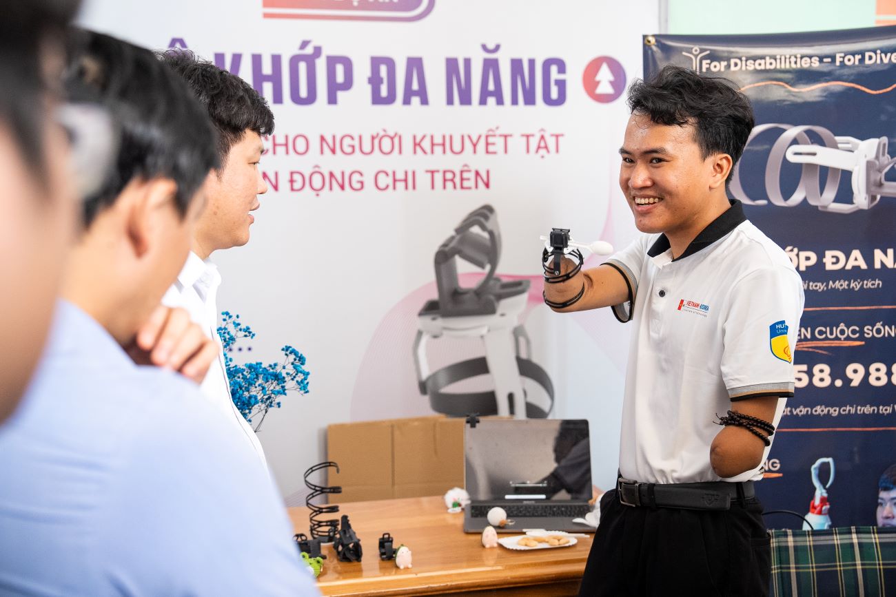 Nguyễn Ngọc Nhứt giới thiệu sản phẩm bộ khớp đa năng tại triển lãm HUTECH Startup Wings 2024. Ảnh: Xuân Dung