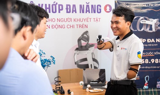 Nguyễn Ngọc Nhứt giới thiệu sản phẩm bộ khớp đa năng tại triển lãm HUTECH Startup Wings 2024. Ảnh: Xuân Dung