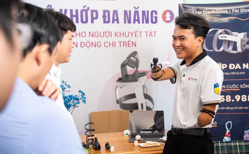 Nguyễn Ngọc Nhứt giới thiệu sản phẩm bộ khớp đa năng tại triển lãm HUTECH Startup Wings 2024. Ảnh: Xuân Dung