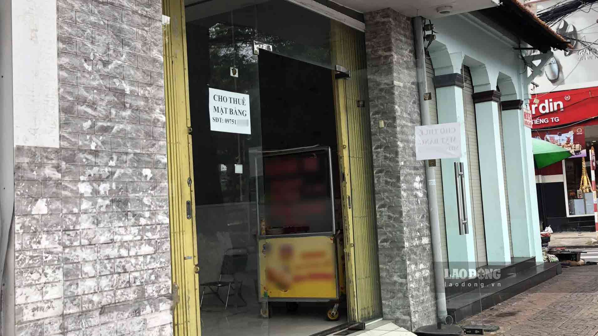 Những mặt bằng liền kề nhau tại đường Nguyễn Trãi (quận Ninh Kiều, TP Cần Thơ) dán tờ rao cho thuê. Ảnh: Bích Ngọc