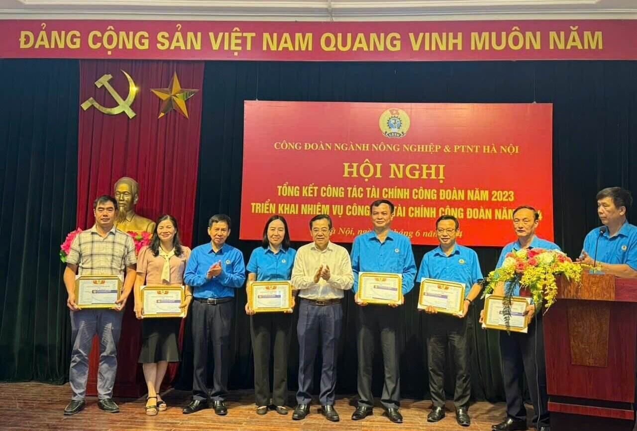 Ông Nguyễn Chính Hữu - Phó Chủ tịch Liên đoàn Lao động Thành phố (thứ 5 từ trái sang) trao khen thưởng cho tập thể của Công đoàn ngành Nông nghiệp và Phát triển nông thôn Hà Nội có thành tích xuất sắc trong công tác tài chính Công đoàn năm 2023. Ảnh: CĐN