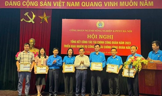Ông Nguyễn Chính Hữu - Phó Chủ tịch Liên đoàn Lao động Thành phố (thứ 5 từ trái sang) trao khen thưởng cho tập thể của Công đoàn ngành Nông nghiệp và Phát triển nông thôn Hà Nội có thành tích xuất sắc trong công tác tài chính Công đoàn năm 2023. Ảnh: CĐN
