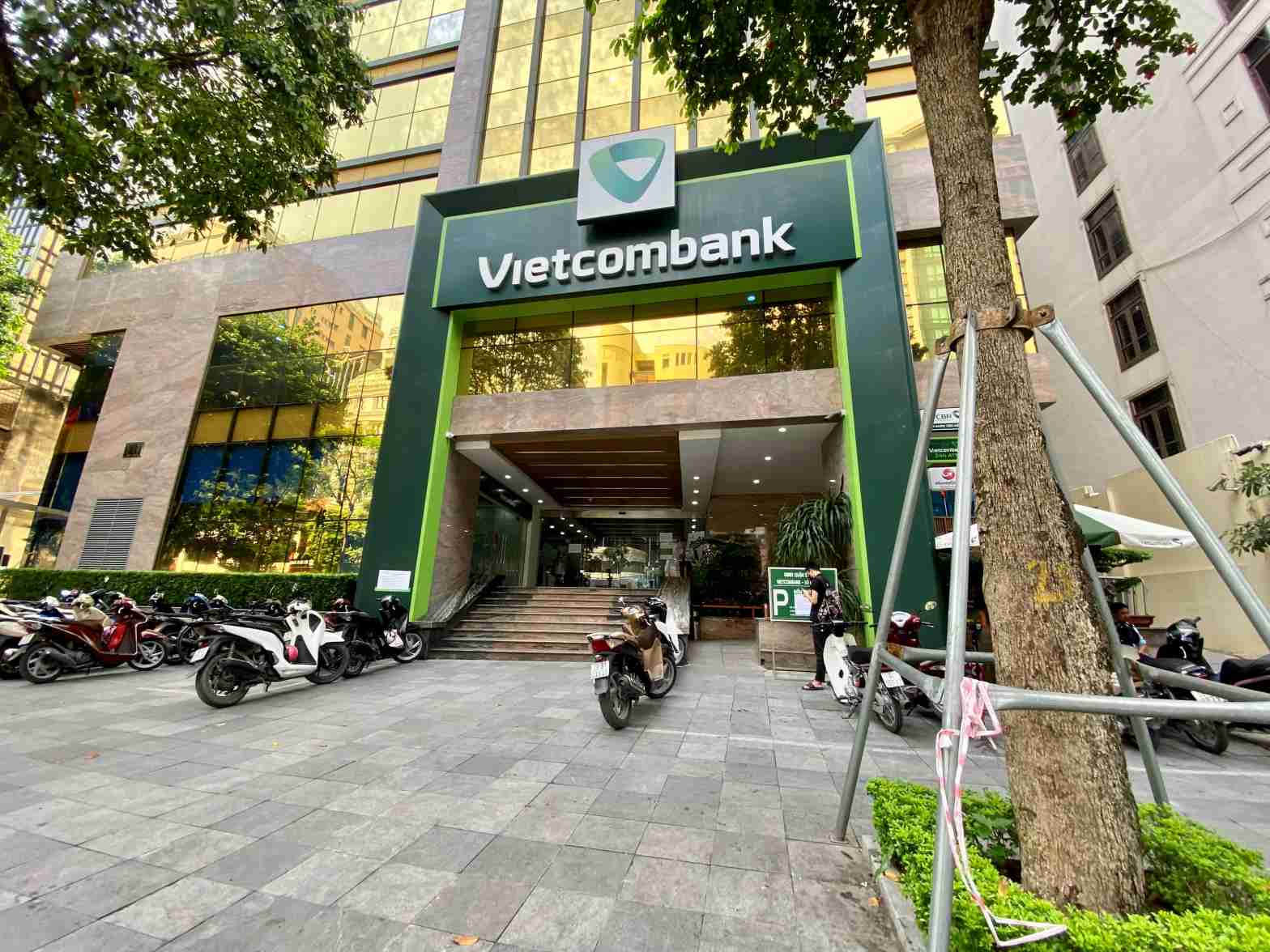 Vietcombank chi nhánh Láng Hạ vắng khách.