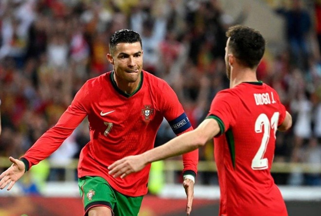 Ronaldo lập cú đúp giúp Bồ Đào Nha thắng Ireland