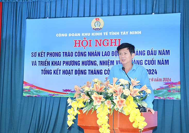 Đồng chí Trần Lê Duy - Chủ tịch LĐLĐ tỉnh Tây Ninh phát biểu chỉ đạo hội nghị. Ảnh: Phương Dung