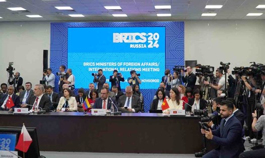 Thứ trưởng Bộ Ngoại giao Nguyễn Minh Hằng (áo trắng, phải) dự “Đối thoại BRICS với các nước đang phát triển”. Ảnh: Bộ Ngoại giao