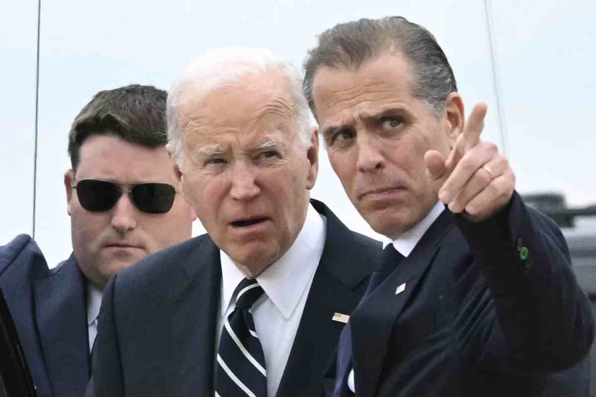 Tổng thống Mỹ Joe Biden và con trai Hunter Biden (phải) ngày 11.6.2024. Ảnh: AFP