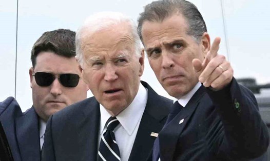 Tổng thống Mỹ Joe Biden và con trai Hunter Biden (phải) ngày 11.6.2024. Ảnh: AFP