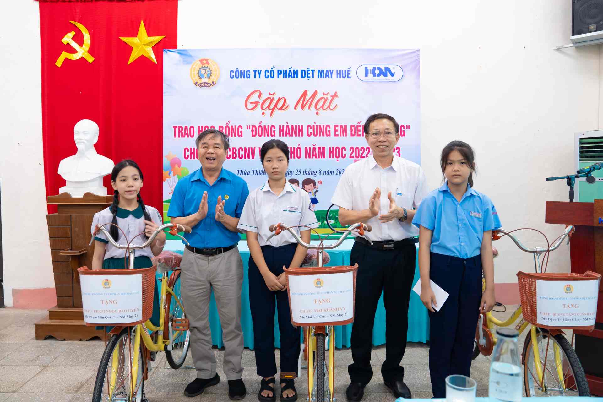 Công đoàn Công ty Cổ phần Dệt may Huế tặng quà cho đoàn viên, người lao động tích lũy từ nguồn kinh phí công đoàn. Ảnh: Huegatex.