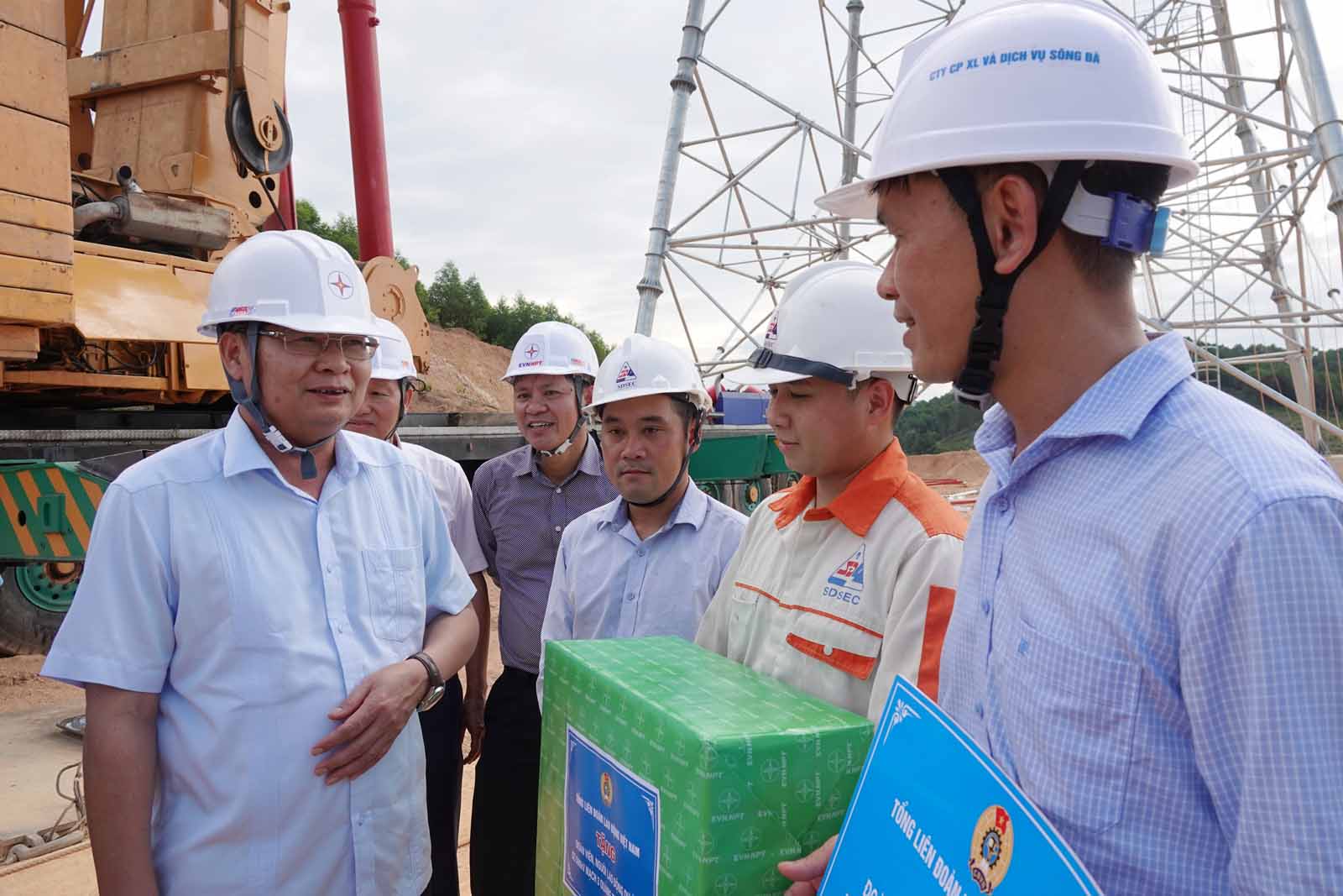 Ông Phan Văn Anh - Phó Chủ tịch Tổng LĐLĐ Việt Nam - động viên, tặng quà cho công nhân thi công dựng cột điện số 175 - là cột điện cao nhất ở Hà Tĩnh. Ảnh: Trần Tuấn