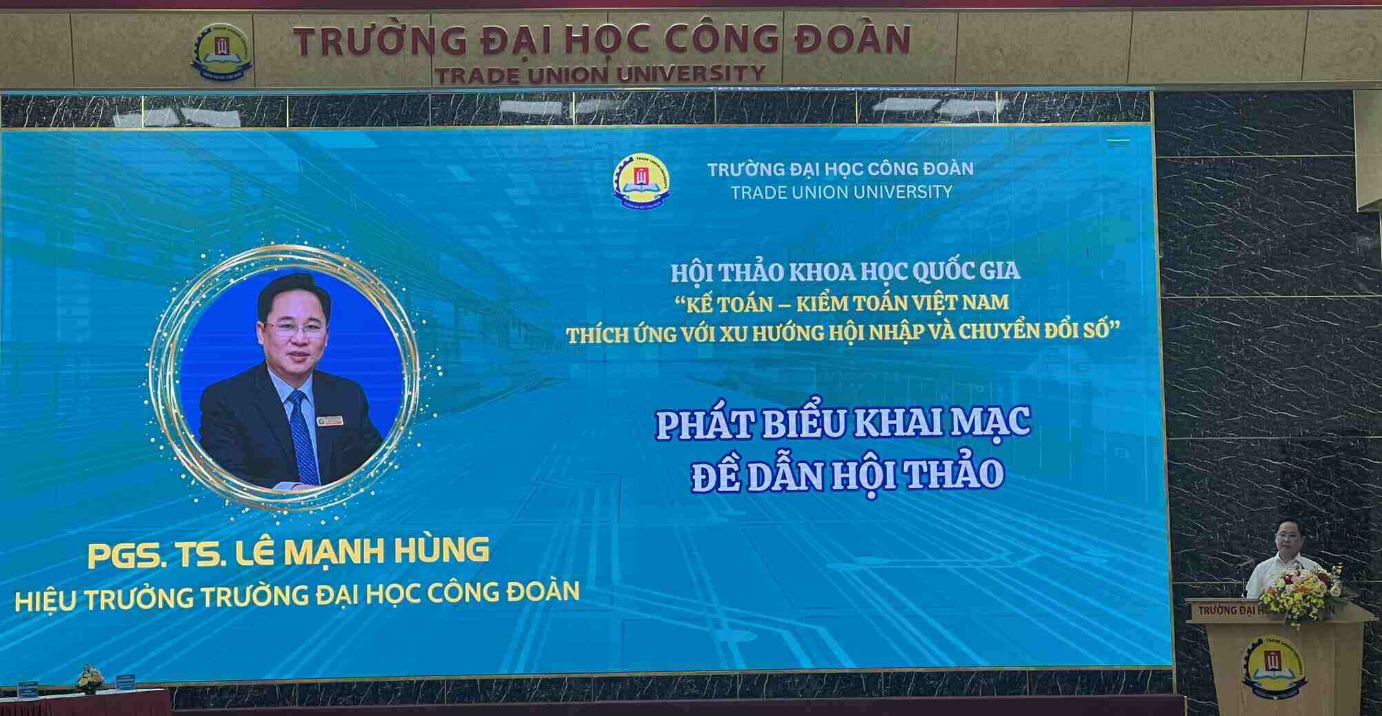 PGS.TS. Lê Mạnh Hùng, Hiệu trưởng Trường Đại học Công đoàn phát biểu khai mạc. Ảnh: Kiều Vũ