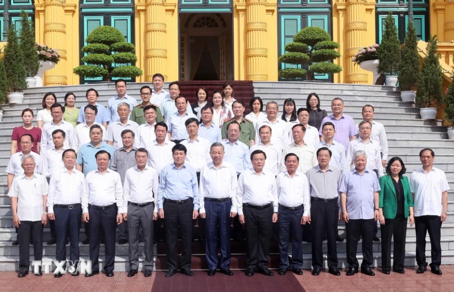 Chủ tịch nước Tô Lâm với các thành viên Ban Chỉ đạo. Ảnh: TTXVN