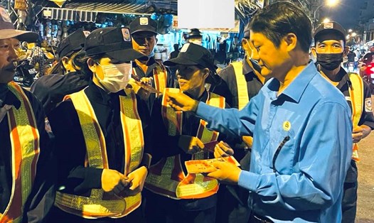 Lãnh đạo LĐLĐ TP Nha Trang tặng quà Tết đoàn viên làm việc đêm giao thừa năm 2024. Ảnh: Nguyễn Vũ