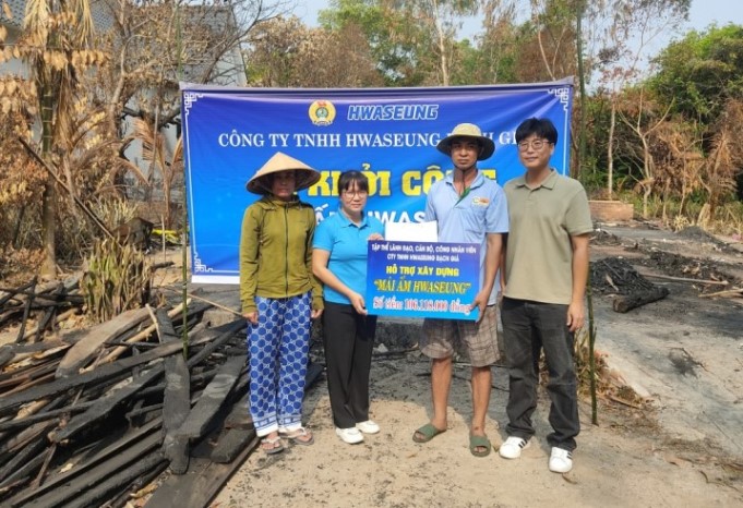 Hỗ trợ đoàn viên Danh Dệ sau vụ cháy nhà. Ảnh: CĐCS Công ty TNHH Hwaseung