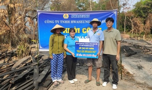 Hỗ trợ đoàn viên Danh Dệ sau vụ cháy nhà. Ảnh: CĐCS Công ty TNHH Hwaseung