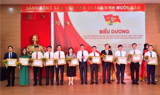Đại diện Đảng bộ Agribank Chi nhánh Lâm Đồng nhận Bằng khen về thành tích xuất sắc trong “Học tập và làm theo tư tưởng, đạo đức, phong cách Hồ Chí Minh” giai đoạn 2021-2024.