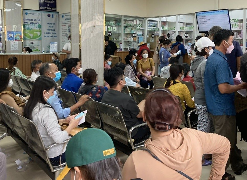 Người dân chờ mua thuốc sau khi khám chữa bệnh tại một bệnh viện ở TPHCM. Ảnh: Huyền Trân