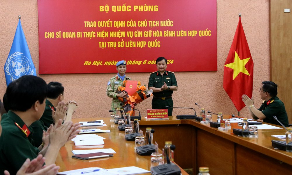 Thừa ủy quyền của Chủ tịch nước, Thượng tướng Hoàng Xuân Chiến trao Quyết định của Chủ tịch nước cho Thượng tá Trương Anh Tuấn đi thực hiện nhiệm vụ gìn giữ hòa bình Liên Hợp Quốc tại trụ sở Liên Hợp Quốc. Ảnh: T.Vương