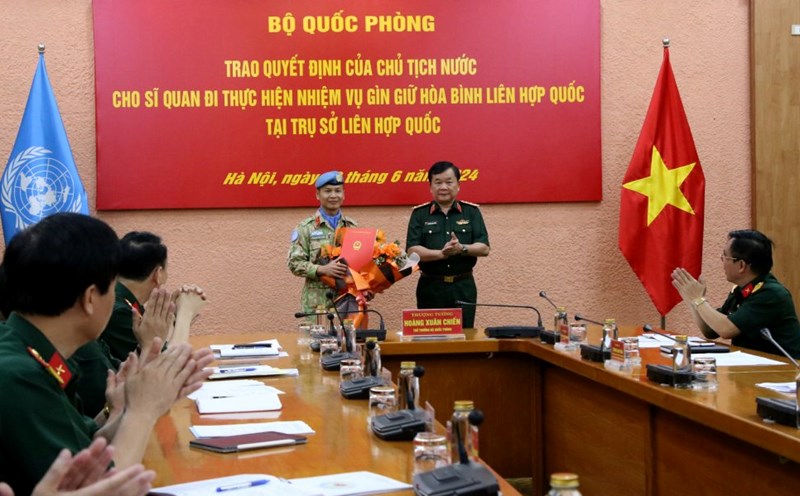 Thừa ủy quyền của Chủ tịch nước, Thượng tướng Hoàng Xuân Chiến trao Quyết định của Chủ tịch nước cho Thượng tá Trương Anh Tuấn đi thực hiện nhiệm vụ gìn giữ hòa bình Liên Hợp Quốc tại trụ sở Liên Hợp Quốc. Ảnh: T.Vương