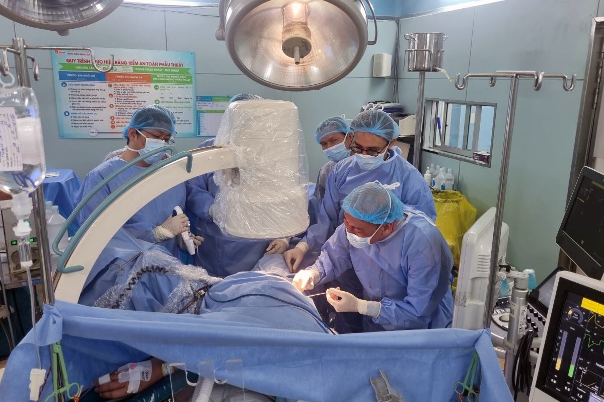 Êkip bác sĩ phẫu thuật cho người bệnh. Ảnh: Bệnh viện cung cấp