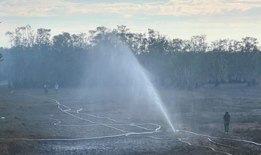 Phun nước dập lửa ở Vườn Quốc gia Tràm Chim. Ảnh: Tùng Linh