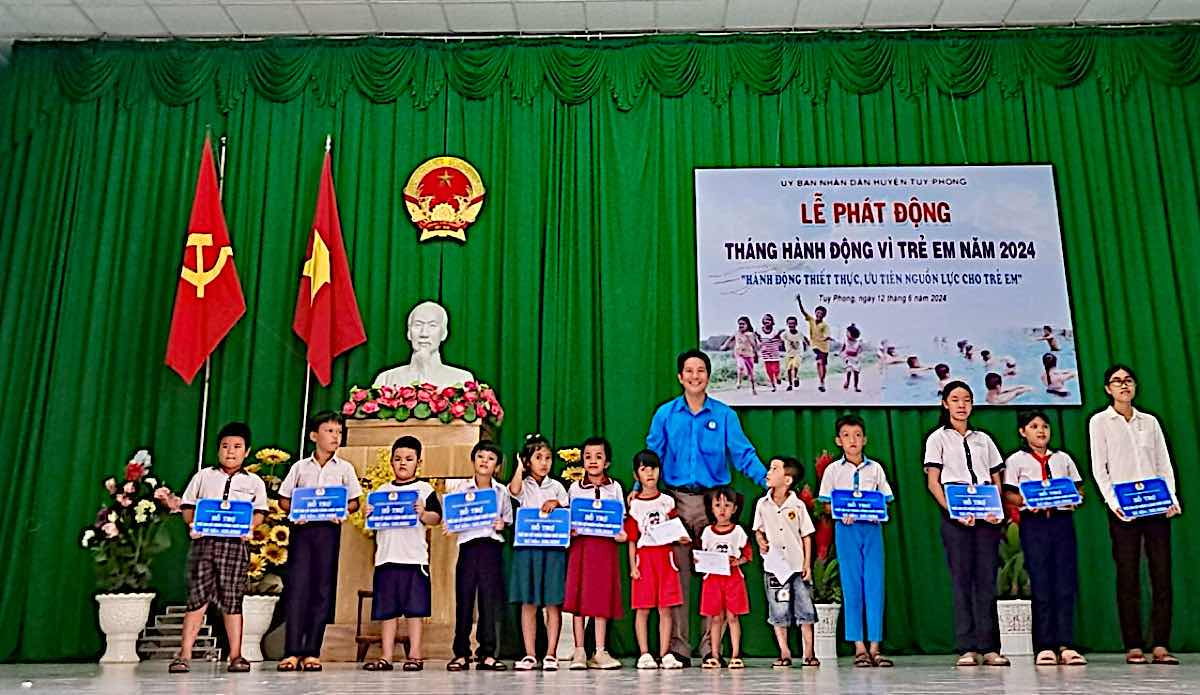 Ông Lê Ngọc Linh - Chủ tịch LĐLĐ huyện Tuy Phong trao tặng các suất quà cho các em nhỏ. Ảnh: LĐLĐ Tuy Phong