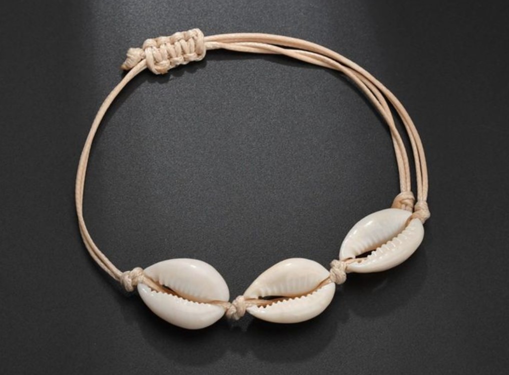 Cha mẹ hãy cùng trẻ thể hiện sự sáng tạo với những  chiếc vòng tay vỏ sò. Ảnh: Thuý An
