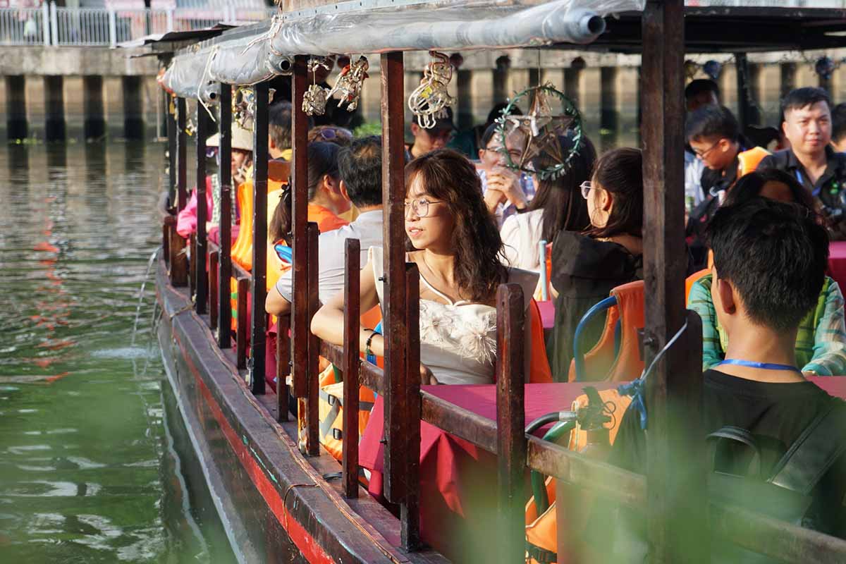 Người dân thích thú trải nghiệm không gian chợ nổi dịp lễ hội. Ảnh: Thanh Chân