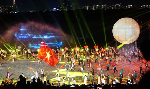 Lễ hội sông nước TPHCM lần 2 hoành tráng gấp bội, thu hút đông đảo người dân và du khách. Ảnh: Ngọc Lê