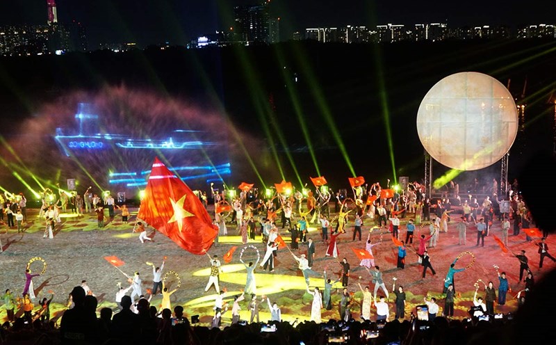 Lễ hội sông nước TPHCM lần 2 hoành tráng gấp bội, thu hút đông đảo người dân và du khách. Ảnh: Ngọc Lê