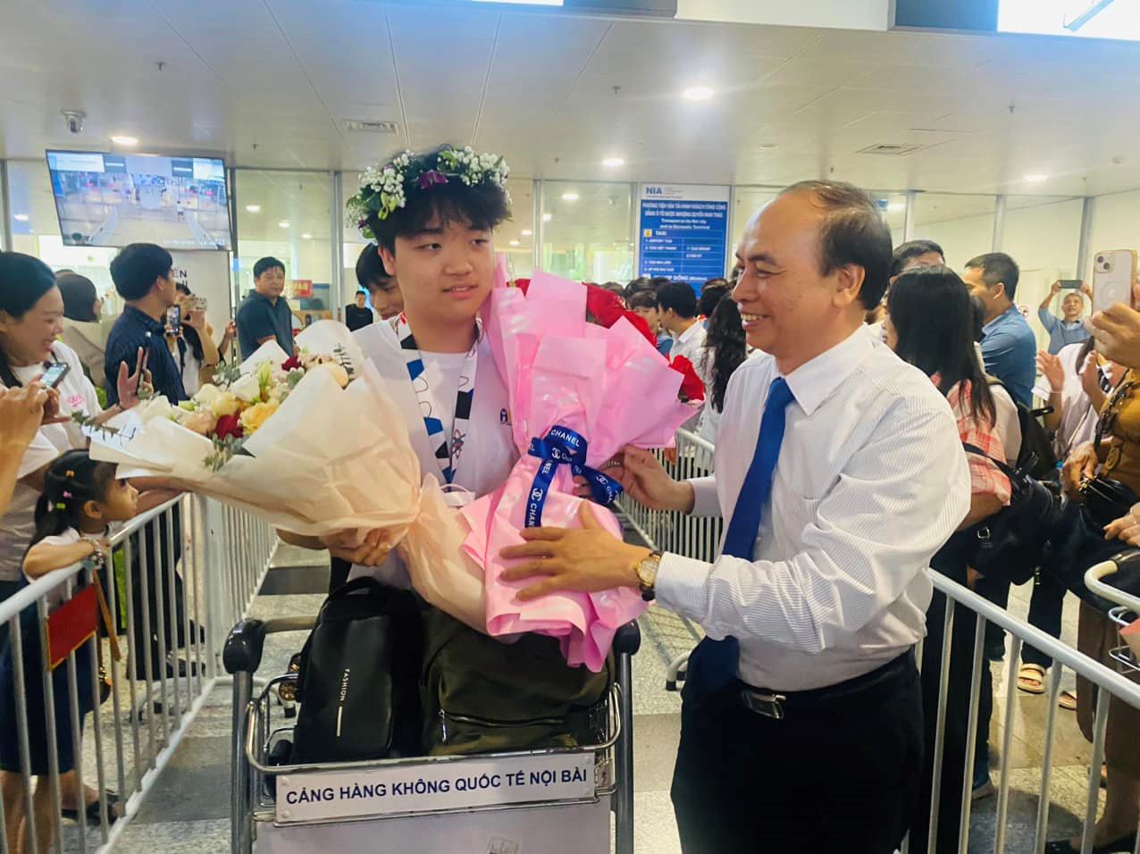 Đại diện lãnh đạo Sở GDĐT Hải Phòng tặng hoa chúc mừng Nguyễn Thành Duy sau thành công tại Olympic Vật Lý châu Á. Ảnh: Sở GDĐT Hải Phòng