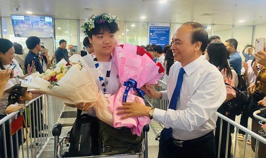 Đại diện lãnh đạo Sở GDĐT Hải Phòng tặng hoa chúc mừng Nguyễn Thành Duy sau thành công tại Olympic Vật Lý châu Á. Ảnh: Sở GDĐT Hải Phòng