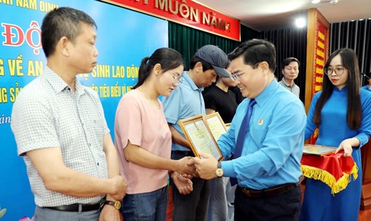 Ông Hoàng Đình Trung - Chủ tịch LĐLĐ tỉnh Nam Định tặng Bằng khen cho đoàn viên, CNLĐ tiêu biểu. Ảnh: Đào Mai