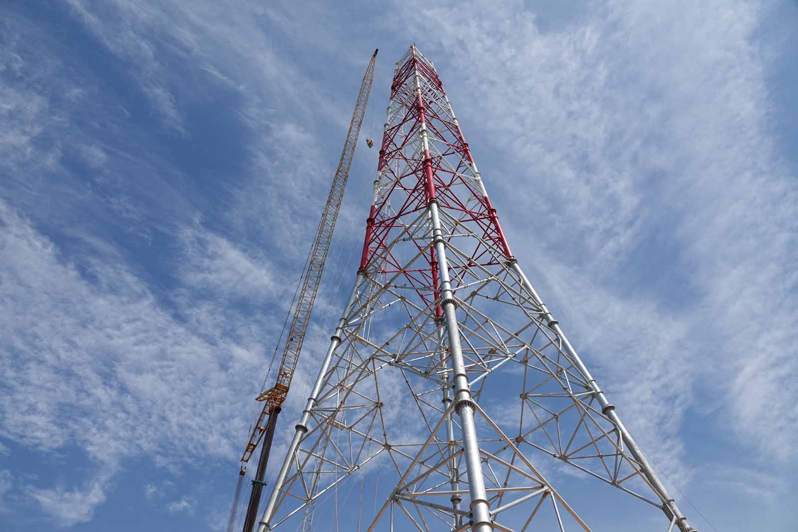Cột điện số 175 cao 145m là cột cao nhất trên tuyến của dự án 500KV mạch 3 ở Hà Tĩnh. Ảnh: Trần Tuấn.