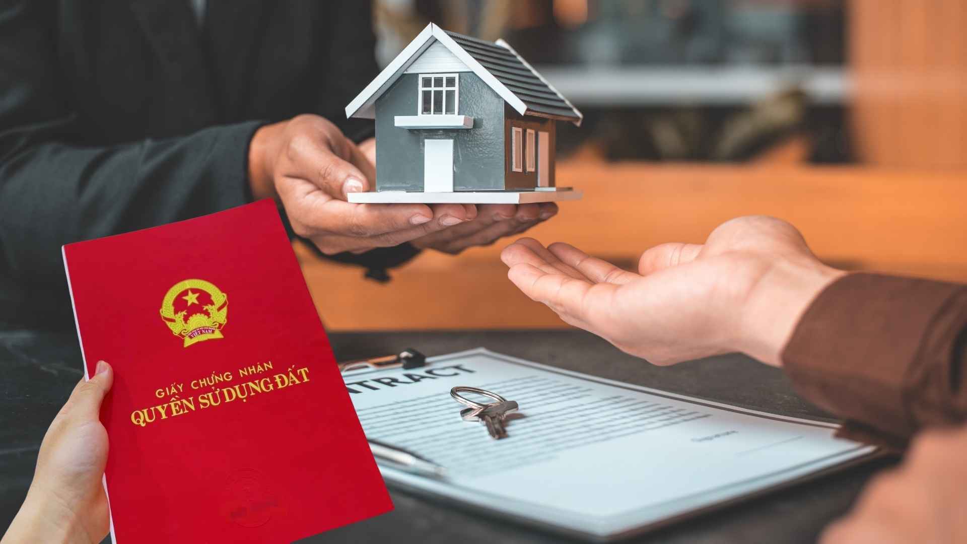 Ghi tên cả 2 vợ chồng vào sổ đỏ không phải là quy định mới. Ảnh minh hoạ: Tuyết Lan