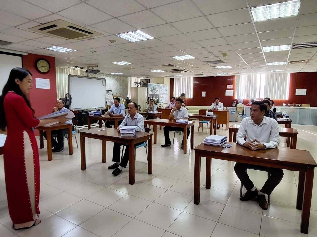 12 giáo viên tham gia kỳ thi tuyển chức danh phó hiệu trưởng trường THPT ở TPHCM hồi tháng 10.2022. Ảnh: Huyên Nguyễn