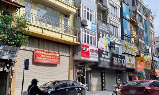 Nhiều mặt bằng kinh doanh đóng cửa, cho thuê lại trên tuyến phố Bạch Mai (quận Hai Bà Trưng, Hà Nội). Ảnh: Thu Giang