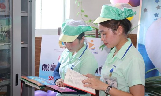 Người lao động đọc sách tại mô hình điểm sinh hoạt văn hóa công đoàn ở Công ty TNHH điện tử Foster Đà Nẵng. Ảnh: Nguyễn Linh