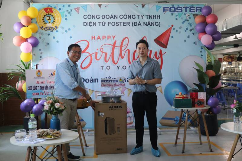 Đại diện Liên đoàn Lao động TP Đà Nẵng trao 1 thiết bị âm thanh di dộng có kết nối bluetooth cho điểm sinh hoạt văn hóa công đoàn ở Công ty TNHH Foster Đà Nẵng. Ảnh: Nguyễn Linh