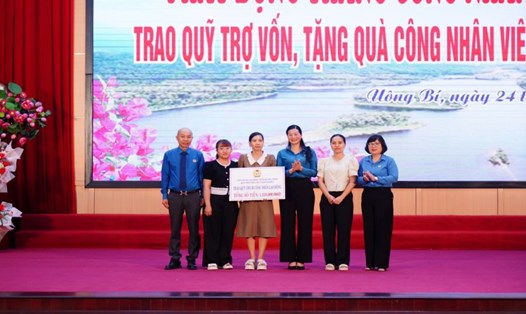 Lãnh đạo LĐLĐ tỉnh Quảng Ninh trao tiền vay từ Quỹ hỗ trợ vốn cho CNLĐ có hoàn cảnh khó khăn TP Uông Bí. 
Ảnh: LĐLĐ tỉnh Quảng Ninh