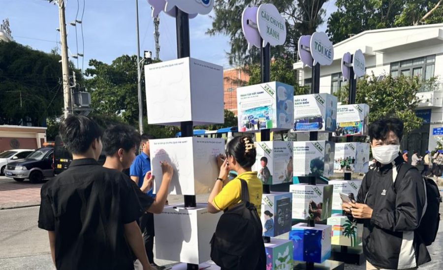 Ngoài hoạt động nhặt rác, dọn vệ sinh, công tác tuyên truyền, vận động, gửi thông điệp đến người dân và du khách cũng được chú trọng thực hiện. Ảnh: Xuân Nhi