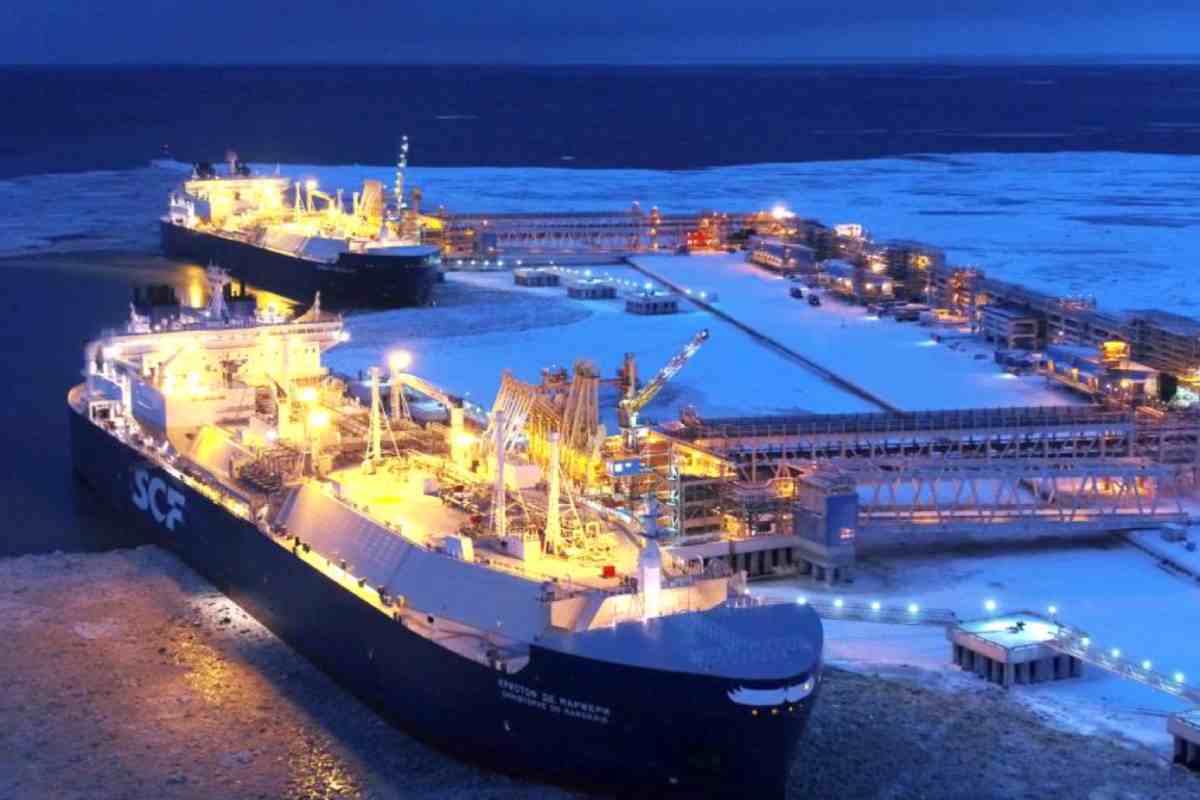 Tàu chở LNG Arc7 đang nạp khí tự nhiên hóa lỏng tại cảng Sabetta. Ảnh: Novatek