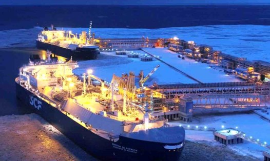 Tàu chở LNG Arc7 đang nạp khí tự nhiên hóa lỏng tại cảng Sabetta. Ảnh: Novatek