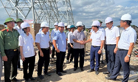 Lãnh đạo tỉnh Hải Dương thăm người lao động trên công trường thi công đường dây 500kV qua địa bàn tỉnh. Ảnh: Cổng TTĐT Hải Dương