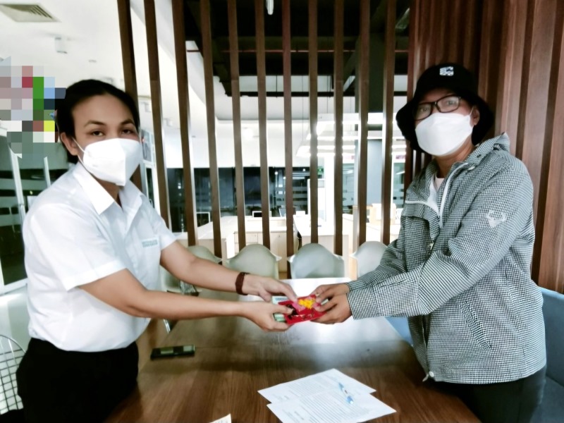 Chị T.T.S.K (bên phải) nhận tiền hỗ trợ do tập thể người lao động Công ty Lạc Tỷ đóng góp ủng hộ từ vận động của CĐCS. Ảnh: Đức Long