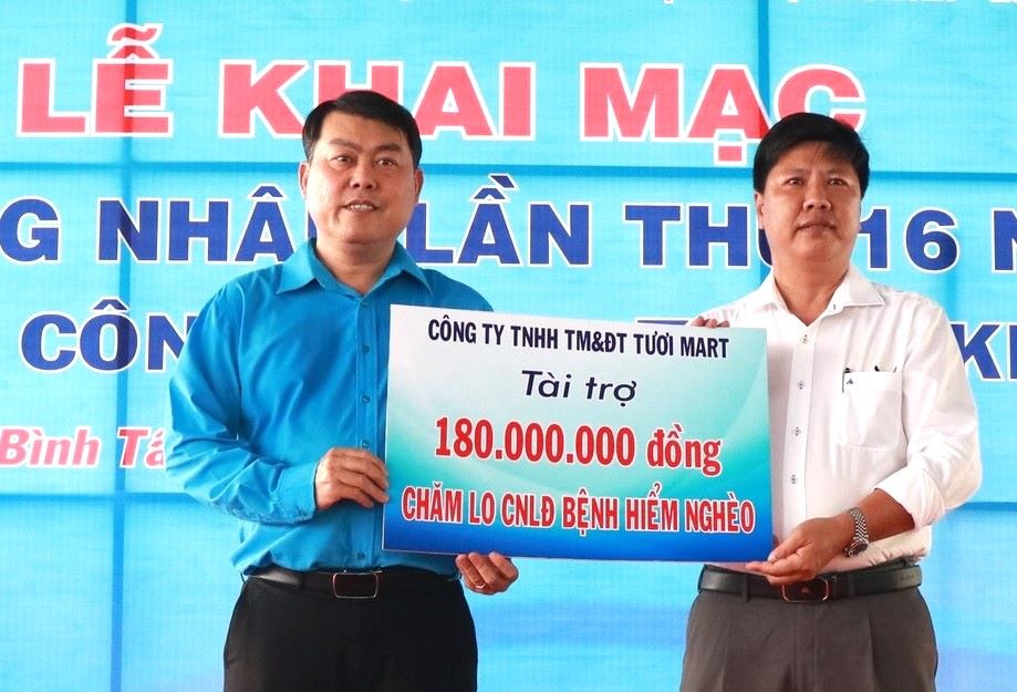 Ông Nguyễn Văn Hải - Chủ tịch LĐLĐ Quận Bình Tân (bên trái) - tiếp nhận hỗ trợ của Công ty TNHH Thương mại và Đầu tư Tươi Mart - cho các công nhân bị bệnh hiểm nghèo. Ảnh: Đức Long