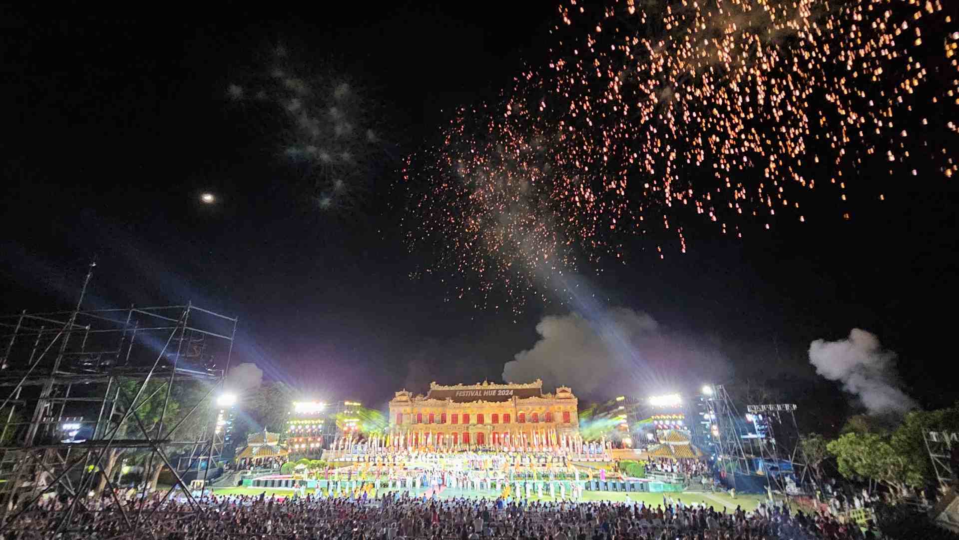 Tối 12.6, tại điện Kiến Trung (Đại nội Huế) đã diễn ra chương trình nghệ thuật khép lại Tuần lễ Festival Nghệ thuật Quốc tế Huế 2024 với chủ đề “Về Huế Festival”.
