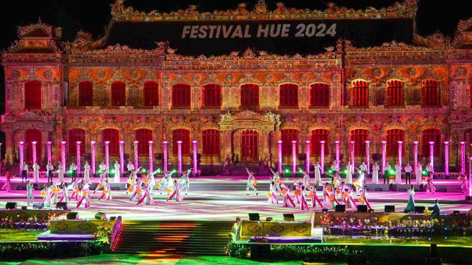 Đêm nghệ thuật bế mạc “Về Huế Festival” tại điện Kiến Trung được dàn dựng công phu, với 10 tiết mục đặc sắc, kết hợp bắn pháo hoa đã mang lại bữa tiệc nghệ thuật đặc sắc, đậm chất riêng, tạo nên không gian giao thoa sống động giữa truyền thống và hiện đại.